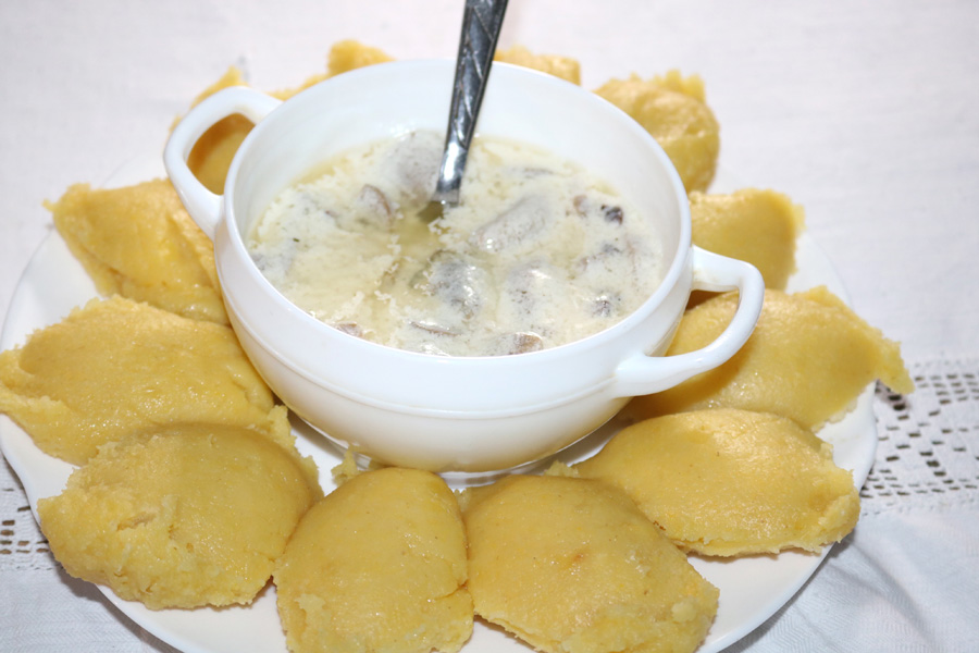 Закарпатська кухня коло озера Синевир